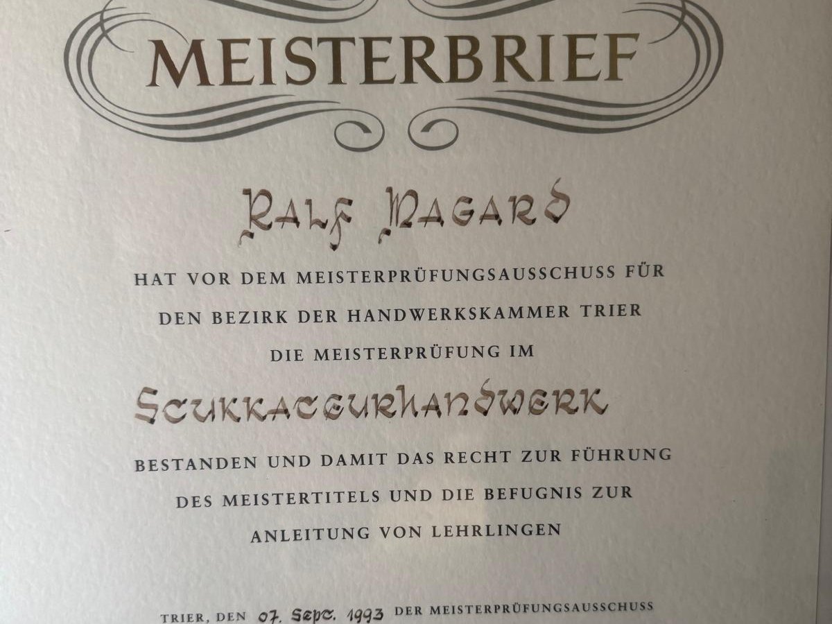 Meisterbrief der Handwerkskammer Trier für Ralf Magard, Meisterprüfung im Stukkateurhandwerk, ausgestellt 1993.