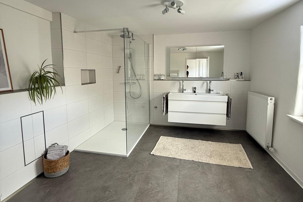 WC im Rohbau mit Vorwandelement und vorbereiteten Wasseranschlüssen.