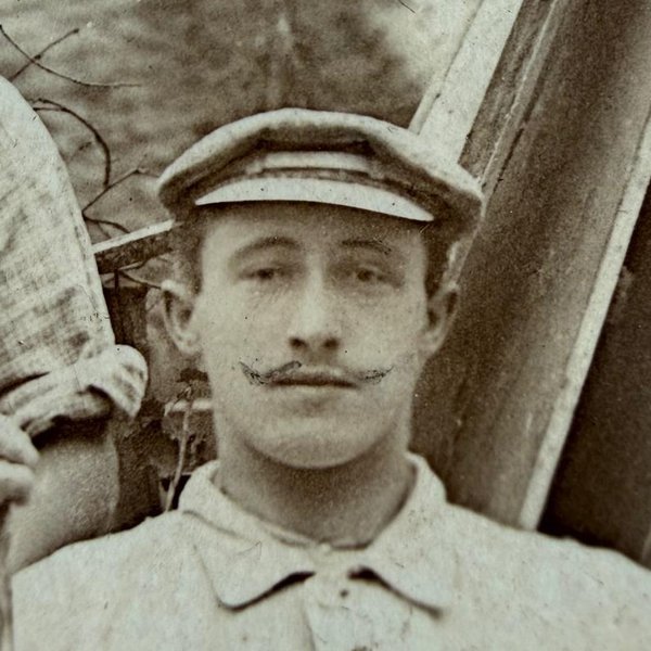 Johann Magard als junger Handwerker, historische Aufnahme mit Schirmmütze und Schnurrbart.